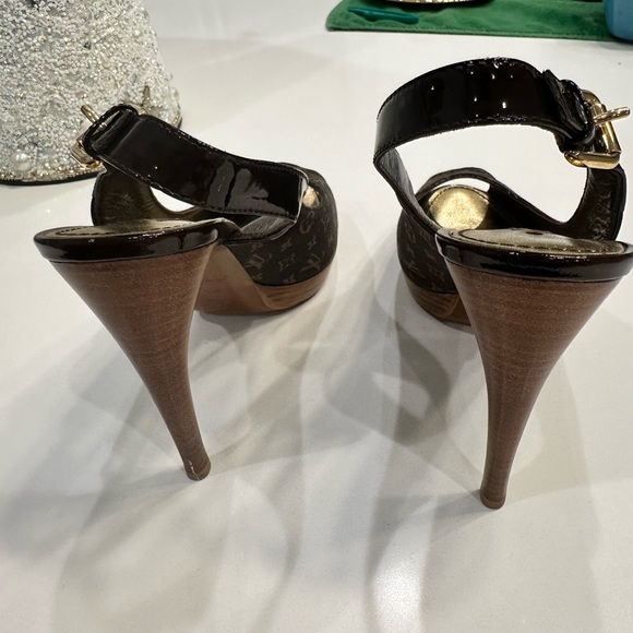 Louis Vuitton, monogram, Peep Toe, Sling Back, high heel With gold hardware. - Picture 10 of 11